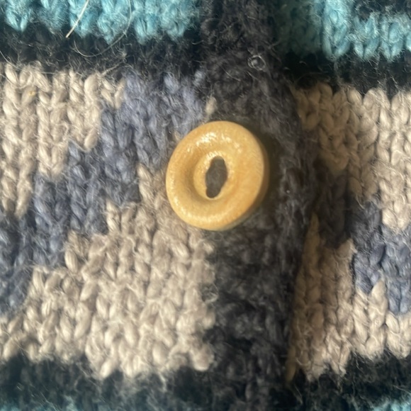 Hand-Loomed in Perú Blue horse button down sweater - Picture 4 of 6